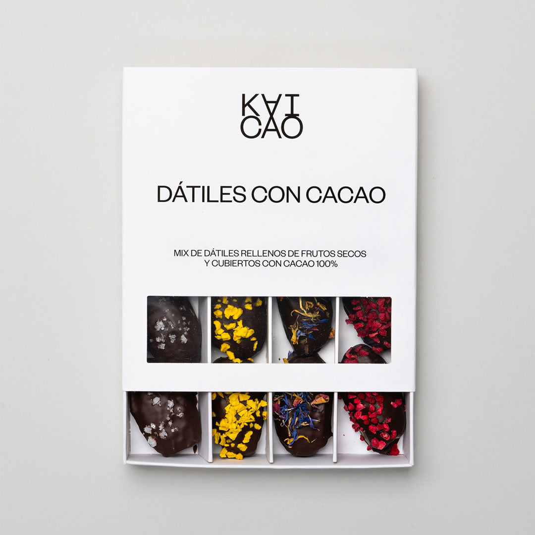Un paquete de 12 dátiles Medjool rellenos de frutos secos y cubiertos con 100% cacao
