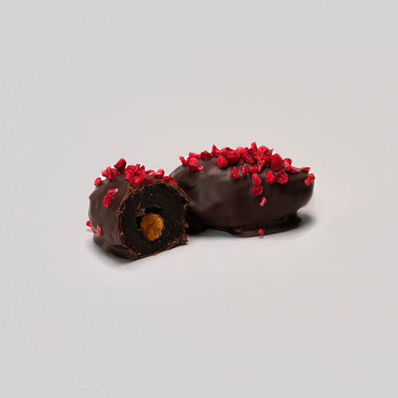 Un paquete de 12 dátiles Medjool rellenos de frutos secos y cubiertos con 100% cacao