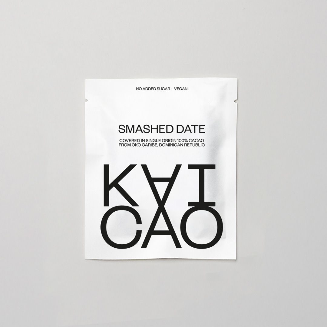 Zerdrückte Medjool-Dattel überzogen mit 100% Schokolade und garniert mit Kakaonibs