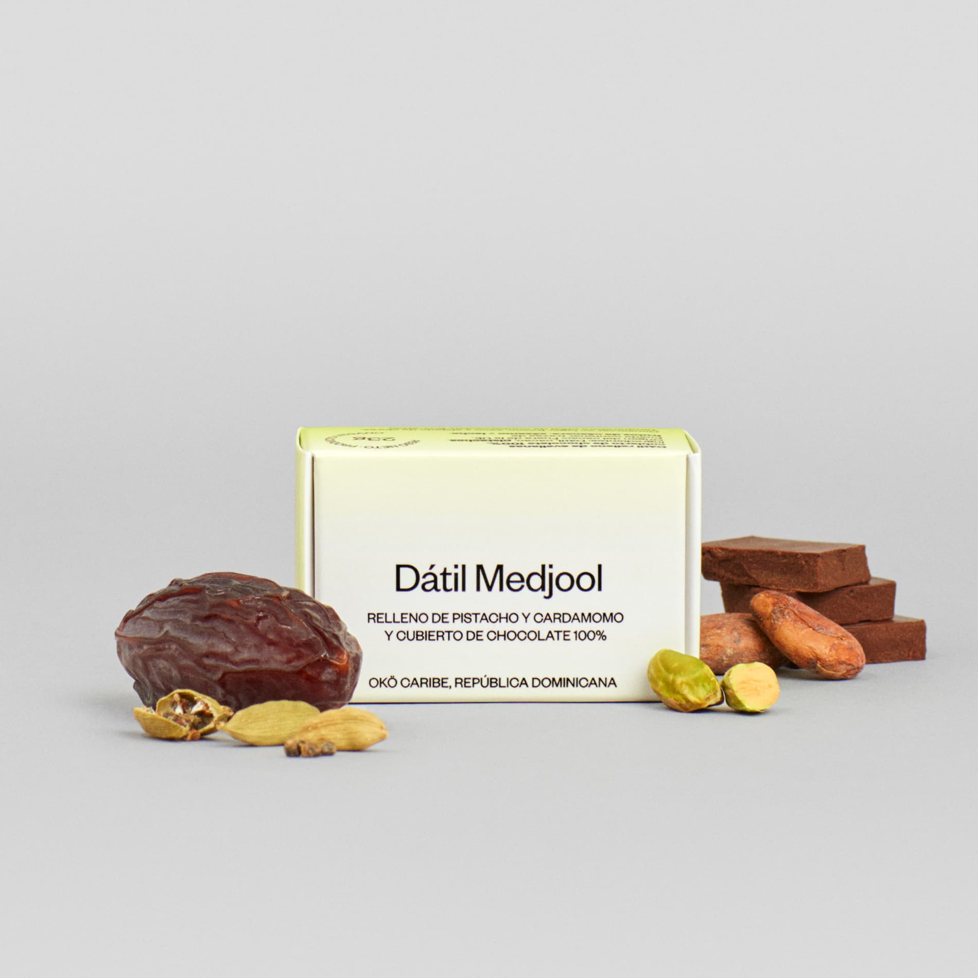 Dátil Medjool relleno de pistacho y cardamomo y recubierto de chocolate 100%